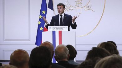 ماكرون أثناء إلقائه خطابا في باريس أمام السفراء الفرنسيين
