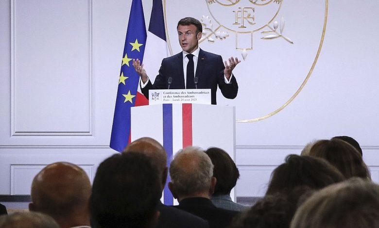 ماكرون أثناء إلقائه خطابا في باريس أمام السفراء الفرنسيين
