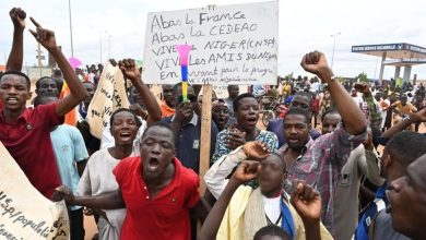 أنصار المجلس العسكري في النيجر يتظاهرون قرب قاعدة عسكرية فرنسية