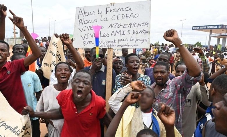 أنصار المجلس العسكري في النيجر يتظاهرون قرب قاعدة عسكرية فرنسية
