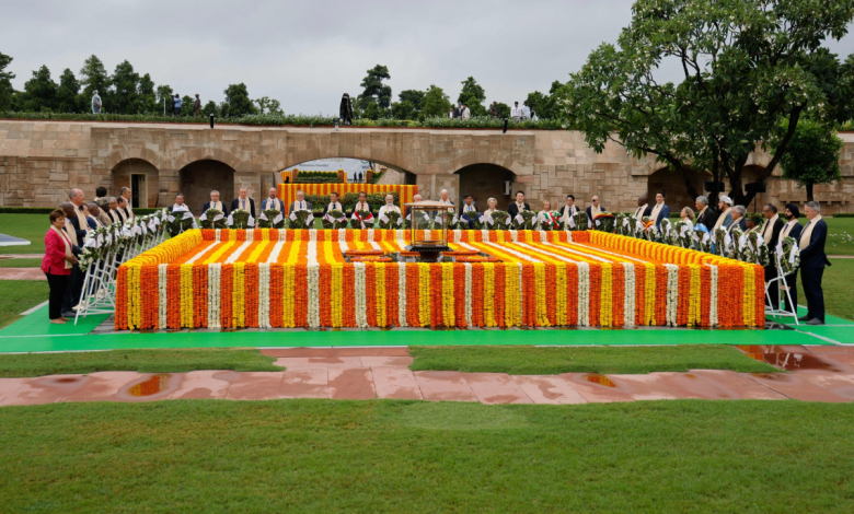 زعماء العالم عند نصب المهاتما غاندي التذكاري في راج غات على هامش قمة مجموعة العشرين في 10 سبتمبر، الهند