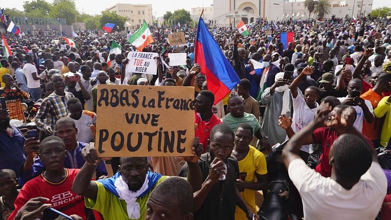 بعد شهر من قرار طرده... السفير الفرنسي لدى النيجر يغادر البلاد