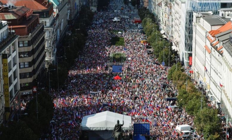 مظاهرات حاشدة في التشيك تطالب بوقف دعم أوكرانيا واستقالة رئيس الحكومة