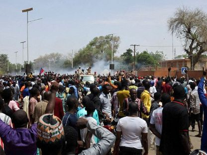 فرنسا تذعن للنيجر وتسحب قواتها وسفيرها