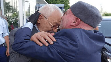 الهاروني يقبل رأس الغنوشي