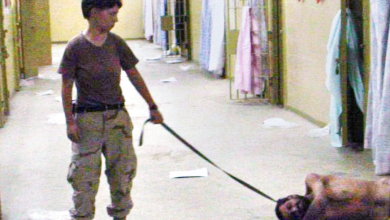 صورة حصلت عليها صحيفة واشنطن بوست ونشرت يوم 6 مايو، 2004، تظهر جندية من الجيش الأمريكي. ليندي إنغلاند، 21 عاماً، من السرية 372 للشرطة العسكرية مع معتقل عارٍ في سجن أبو غريب