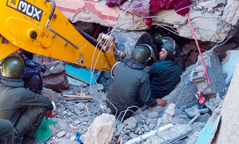 رجال الإنقاذ يبحثون عن ناجين من الزلزال في منزل منهار بمنطقة مولاي إبراهيم بمحافظة الحوز في المغرب. 9 سبتمبر 2023
