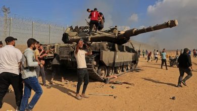 فلسطينيون يحتفلون باحتراق دبابة إسرائيلية استهدفها مسلحون فلسطينيون