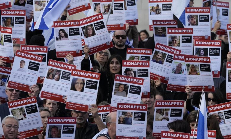 عائلات الرهائن الإسرائيليين تطالب بلقاء نتنياهو وتدعو لصفقة تبادل