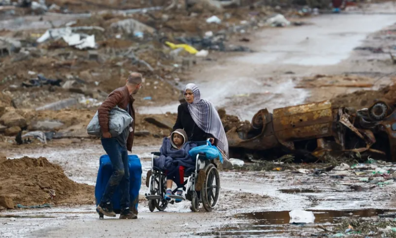 أسرة فلسطينية نازحة من شمال غزة إلى جنوب القطاع