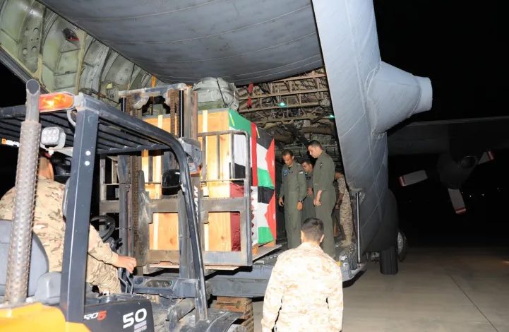 الأردن يسقط ثاني شحنة مساعدات طبية للمستشفى الميداني الأردني في غزة