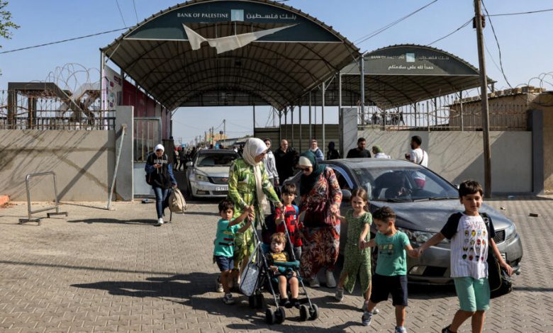 خروج عدد من الفلسطينيين الحاملين جنسيات مزدوجة من قطاع غزة إلى مصر