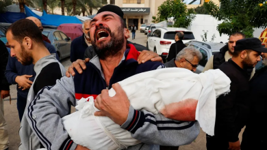 رجل فلسطيني يحمل جثمان طفلة