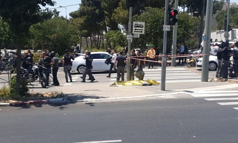 إصابة 5 أشخاص بينهم شرطيان إسرائيليان في عملية طعن بالقدس