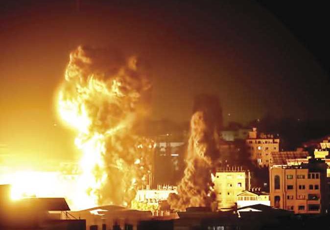 قصف عنيف على مدينة غزة وانقطاع خدمات الاتصالات والإنترنت