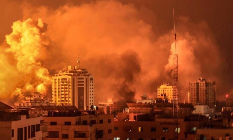 قطع الاتصالات والإنترنت عن قطاع غزة في ظل قصف إسرائيلي عنيف