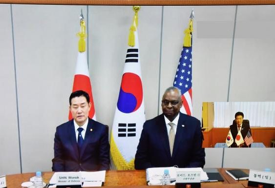 وزير الدفاع الأميركي لويد أوستن الذي يزور سيول لعقد محادثات أمنية سنوية، بنظيره الكوري الجنوبي شين وون سيك