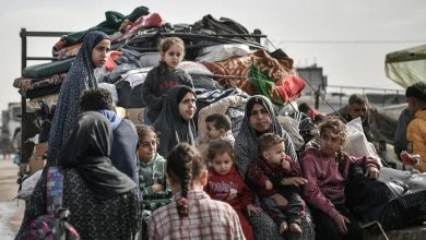 عائلة فلسطينية في طريقها إلى رفح على أمل العثور على مكان أكثر أماناً بعد النزوح من النصيرات بسبب القصف الإسرائيلي المكثف على قطاع غزة. 23 ديسمبر 2023