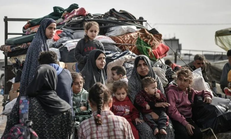 عائلة فلسطينية في طريقها إلى رفح على أمل العثور على مكان أكثر أماناً بعد النزوح من النصيرات بسبب القصف الإسرائيلي المكثف على قطاع غزة. 23 ديسمبر 2023