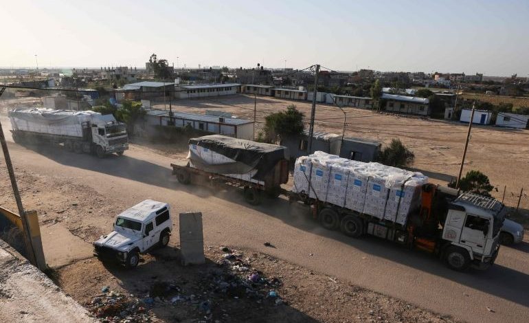 جيش الاحتلال يستهدف بنيرانه قوافل مساعدات "الأونروا" في قطاع غزة