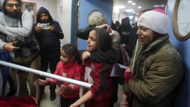 فلسطينيات يبكين في مستشفى بخان يونس بعد أن قتلت غارات إسرائيلية عدداً من أفراد عائلاتهن في غزة. 28 ديسمبر 2023