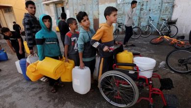 فلسطينيون في مدينة رفح بقطاع غزة يصطفون للحصول على مياه للشرب. 23 نوفمبر 2023