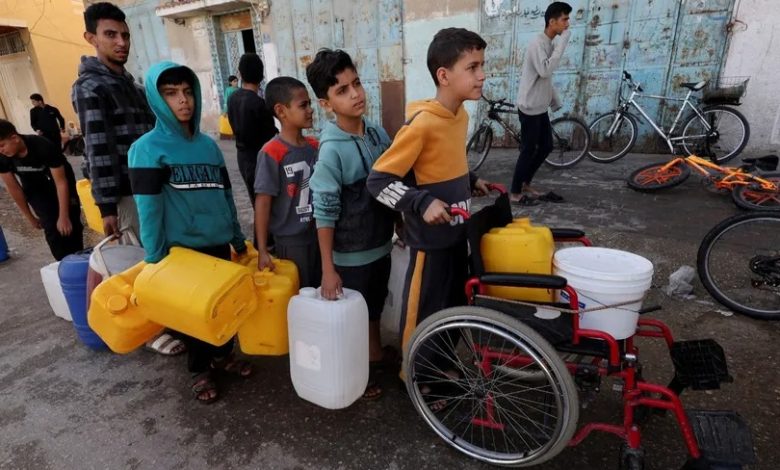 فلسطينيون في مدينة رفح بقطاع غزة يصطفون للحصول على مياه للشرب. 23 نوفمبر 2023