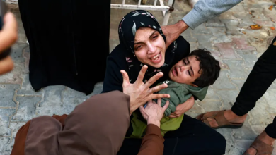 فلسطينية تحمل طفلها وتبكي في انتظار جثة طفلتها التي قتلتها الغارات الإسرائيلية على رفح، جنوب قطاع غزة. 1 ديسمبر 2023