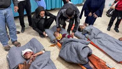 أطفال فلسطينيون أصيبوا في غارة إسرائيلية يتلقون العلاج في مستشفى في رفح، جنوب قطاع غزة. 29 ديسمبر 2023