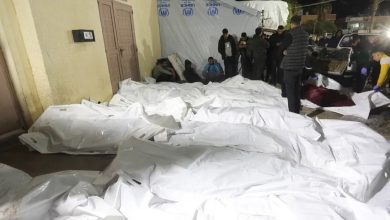 جثامين فلسطينيين أمام مستشفى شهداء الأقصى في دير البلح بعد أن قتلتهم غارات إسرائيلية على مخيم المغازي في غزة بفلسطين. 24 ديسمبر 2023