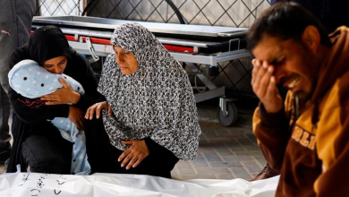 عائلة الرضيع الفلسطيني إدريس الدباري الذي ولد خلال الحرب وقُتل في غارة إسرائيلية على غزة. مستشفى النجار، رفح في 12 ديسمبر/كانون الأول 2023