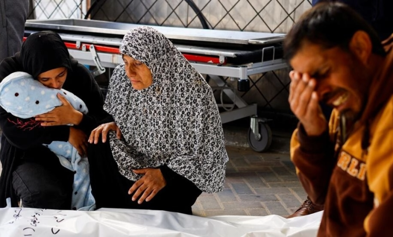 عائلة الرضيع الفلسطيني إدريس الدباري الذي ولد خلال الحرب وقُتل في غارة إسرائيلية على غزة. مستشفى النجار، رفح في 12 ديسمبر/كانون الأول 2023