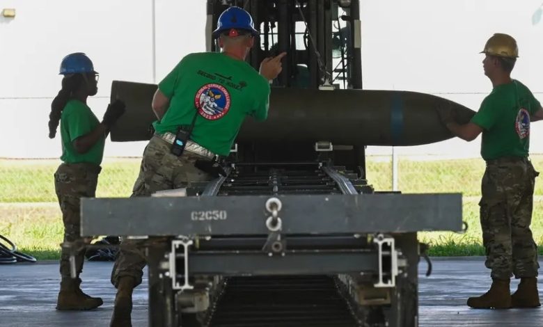 جنود أميركيون يرفعون قنبلة من طراز BLU-109 في قاعدة باركسديل الجوية بلويزيانا. 7 سبتمبر 2023