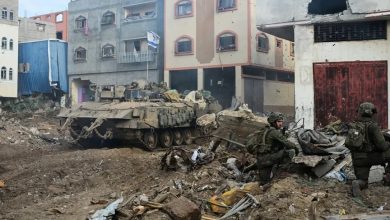 جنود إسرائيليون وآليات عسكرية خلال مواجهات مع الفصائل الفلسطينية في حي الشجاعية بمدينة غزة في شمال القطاع. 8 ديسمبر 2023