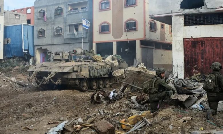 جنود إسرائيليون وآليات عسكرية خلال مواجهات مع الفصائل الفلسطينية في حي الشجاعية بمدينة غزة في شمال القطاع. 8 ديسمبر 2023