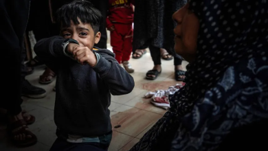 طفل يبكي داخل مستشفى ناصر، والذي استقبل ضحايا القصف الإسرائيلي في خان يونس بجنوب قطاع غزة. 27 ديسمبر 2023