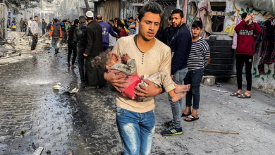 فلسطيني يحمل طفلة مصابة جراء قصف إسرائيلي على مدينة رفح جنوبي قطاع غزة. 1 ديسمبر 2023