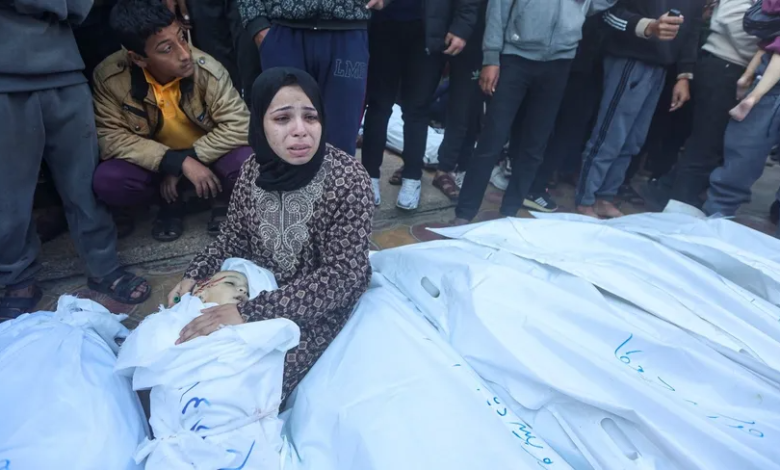 فلسطينية تبكي أمام مشرحة مستشفى ناصر بجوار جثة طفلها الذي قتله مع آخرين قصف إسرائيلي على خان يونس في جنوب قطاع غزة. 15 ديسمبر 2023