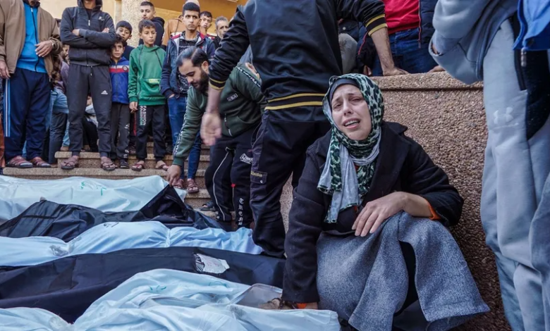 فلسطينية تبكي بمستشفى ناصر إلى جوار جثث أفراد عائلتها الذين قتلتهم غارة إسرائيلية في خان يونس بجنوب قطاع غزة. 9 ديسمبر