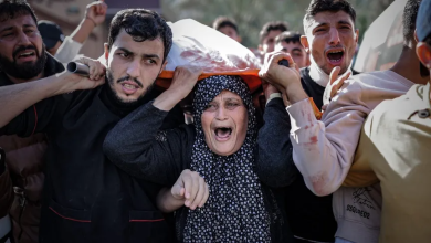 فلسطينيون يحملون جثث أقاربهم الذين قتلتهم إسرائيل في غارات على قطاع غزة. 03 ديسمبر 2023