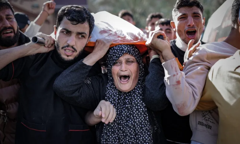 فلسطينيون يحملون جثث أقاربهم الذين قتلتهم إسرائيل في غارات على قطاع غزة. 03 ديسمبر 2023