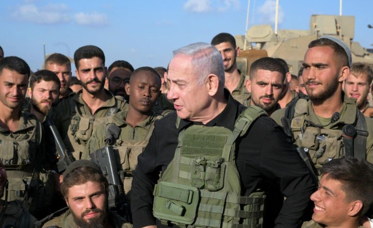 نتنياهو مع بعض جنود الاحتلال في غلاف غزة