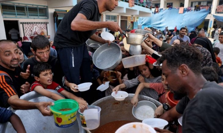 مجاعة في شمال غزة... الفلسطينيون يطحنون أعلاف الحيوانات لإطعام أطفالهم