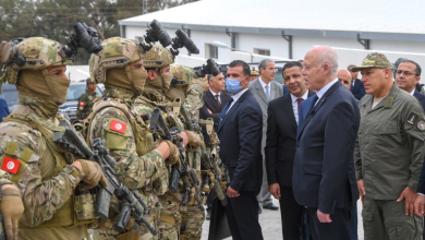 الرئيس التونسي مع أفراد الأجهزة الأمنية