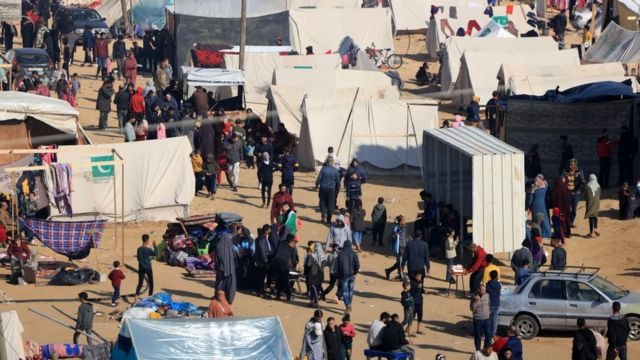 عائلات فلسطينية نزحت من خان يونس جنوبي غزة تعيش في العراء عند رفح على حدود مصر