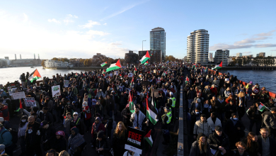 محتجون مؤيِّدون للفلسطينيين يُغلقون جسرًا أمام البرلمان البريطاني