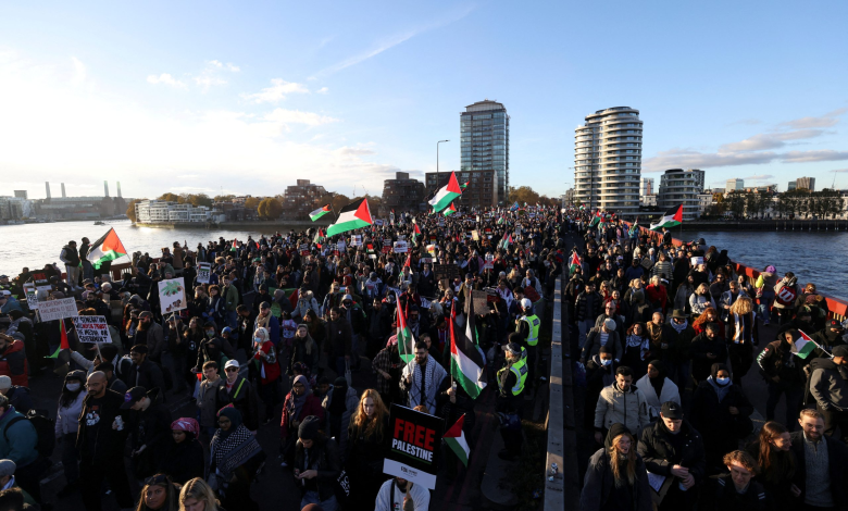 محتجون مؤيِّدون للفلسطينيين يُغلقون جسرًا أمام البرلمان البريطاني