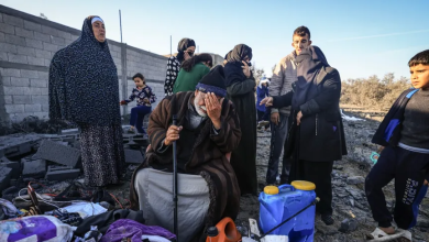 مُسنّ فلسطيني يجلس وسط أغراض تم انتشالها من منزل قصفته غارة إسرائيلية وقتلت عدداً من أفراد عائلته، رفح، جنوب قطاع غزة. 7 يناير 2024