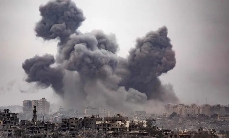 صورة ملتقطة من الحدود الإسرائيلية مع قطاع غزة تظهر أعمدة دخان كثيفة تتصاعد من القطاع وسط قصف إسرائيلي مكثف. 29 أكتوبر 2023