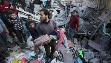 أب يحمل طفلته الشهيدة جراء قصف إسرائيلي قبل أيام جنوب القطاع